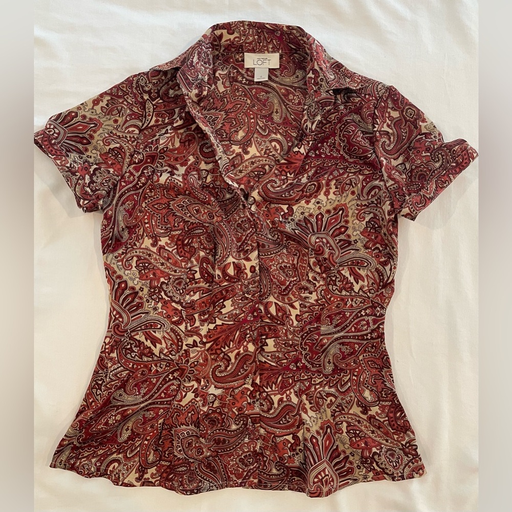 LOFT Button Up Short Sleeve Shirt Size 0, tan and red pattern.